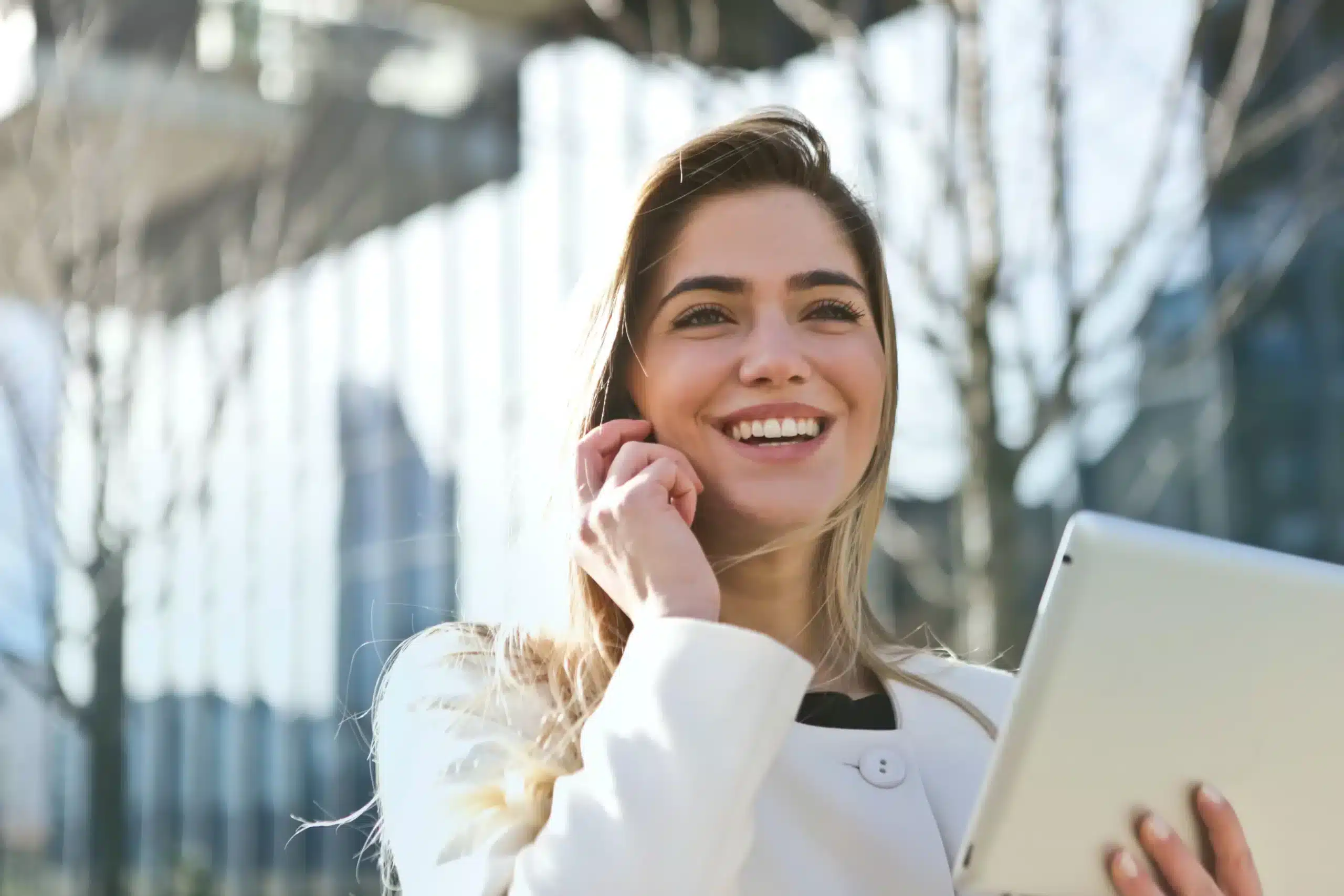 Contactez-nous pour la création de votre site internet Image d'une conseillère qui est au téléphone. 